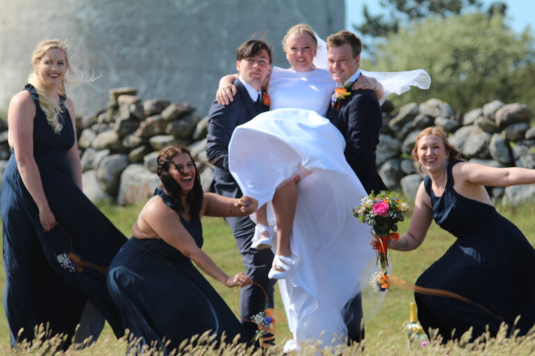 det blåser lite bestman tärnor o bröllopspar